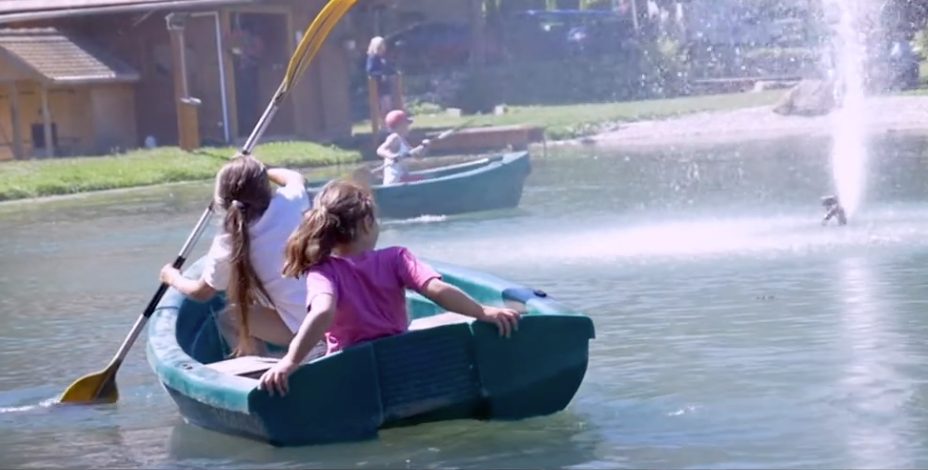 Enfants en barque sur le lac de La Neyrette en été