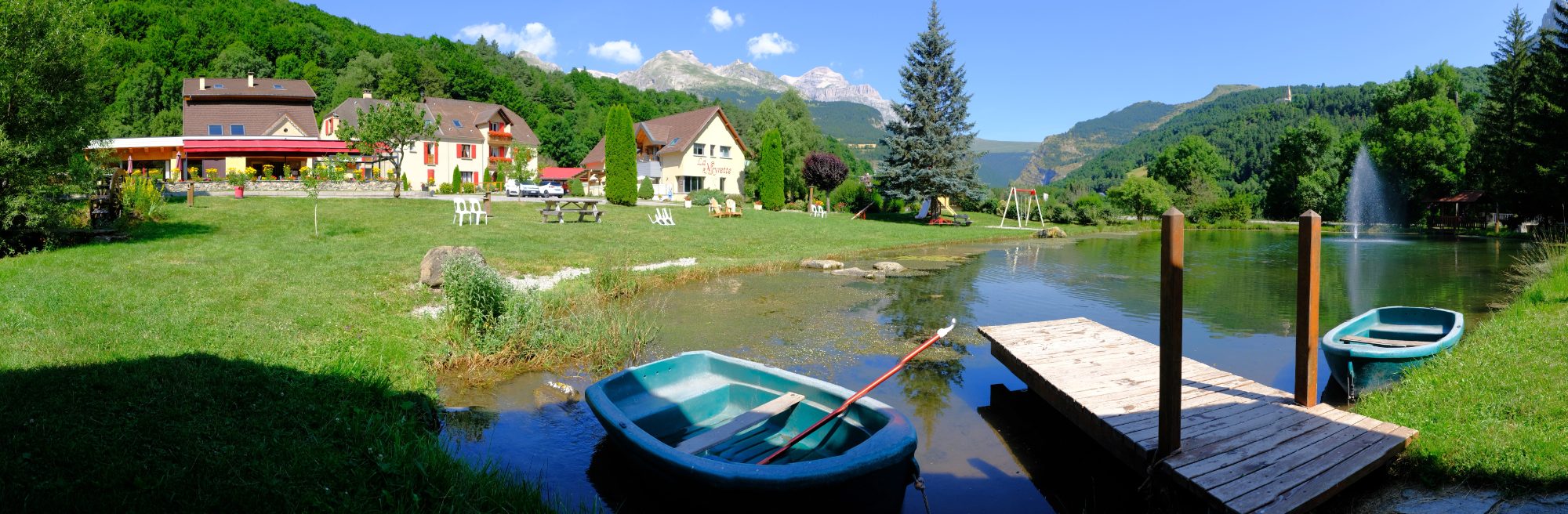 La Neyrette, son parc et son lac face au Dévoluy