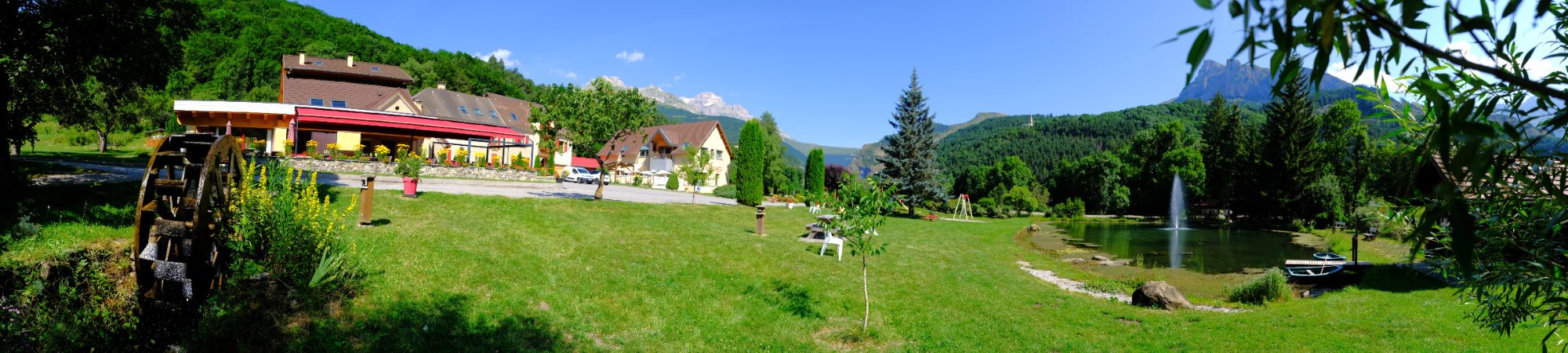 Le jardin, le lac et la fontaine de la Neyrette en été