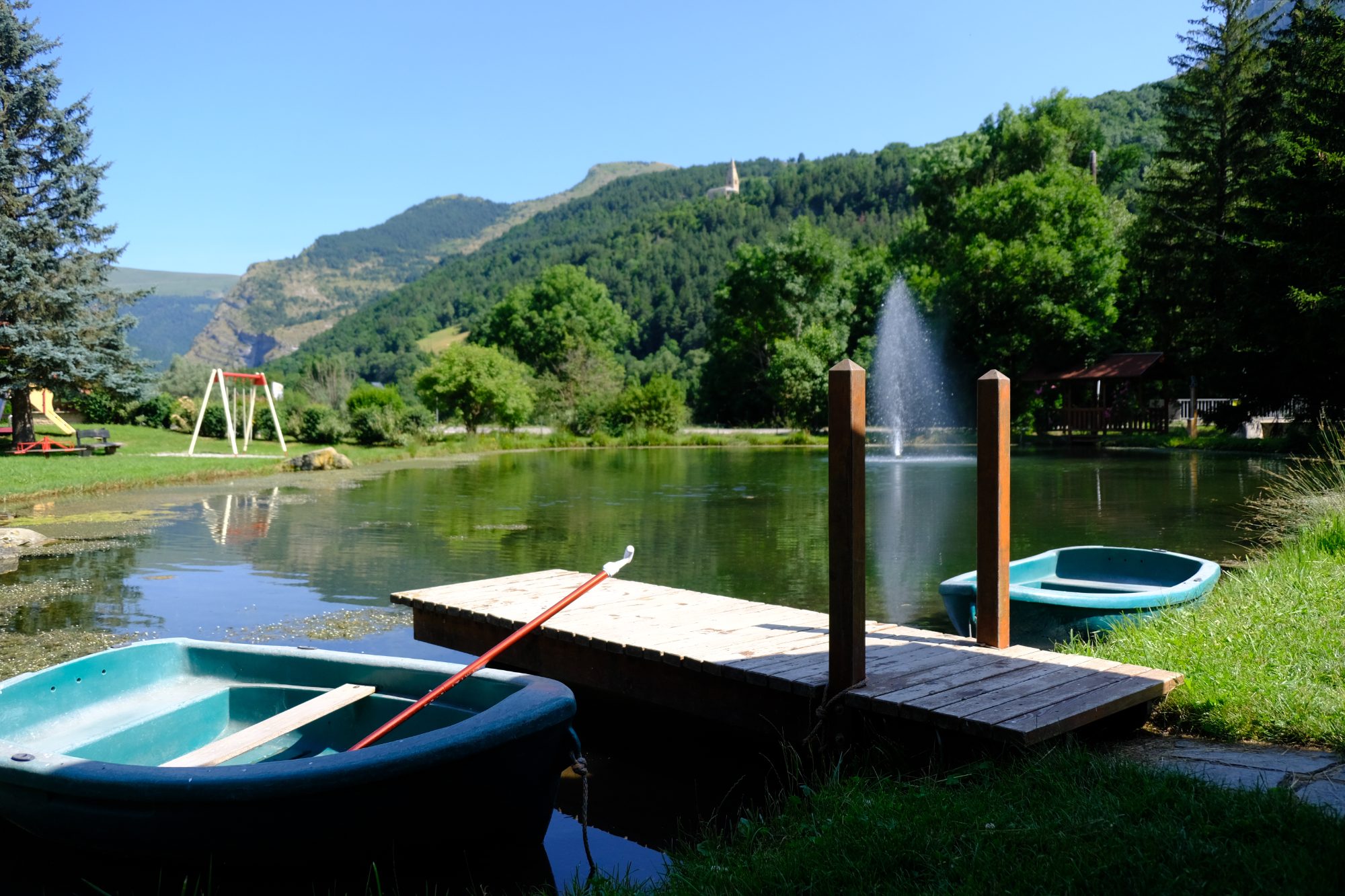 Le ponton et les barques sur le lac