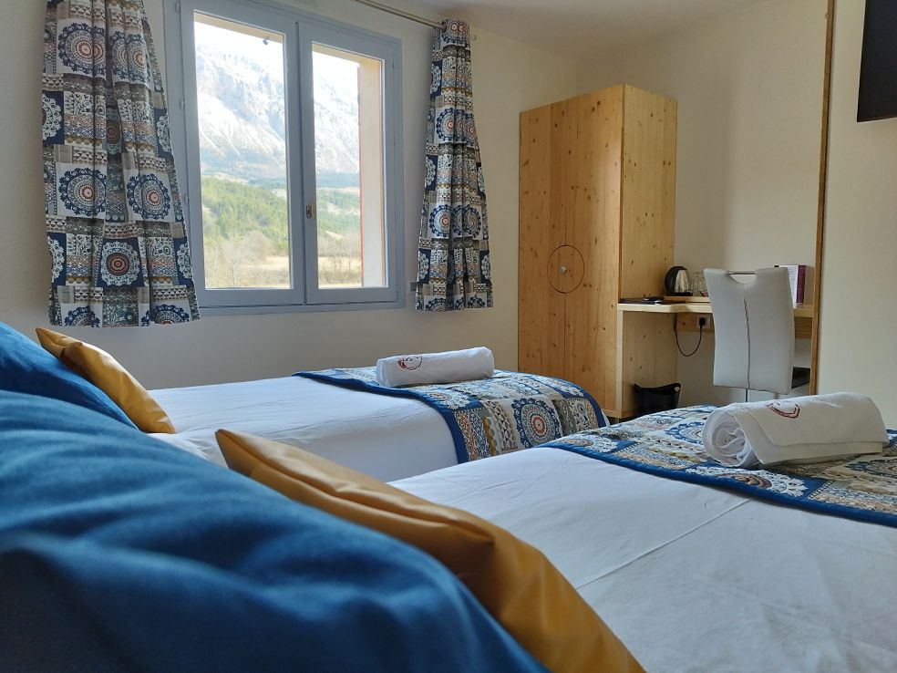 Chambre à lits jumeaux avec vue montagne à La Neyrette