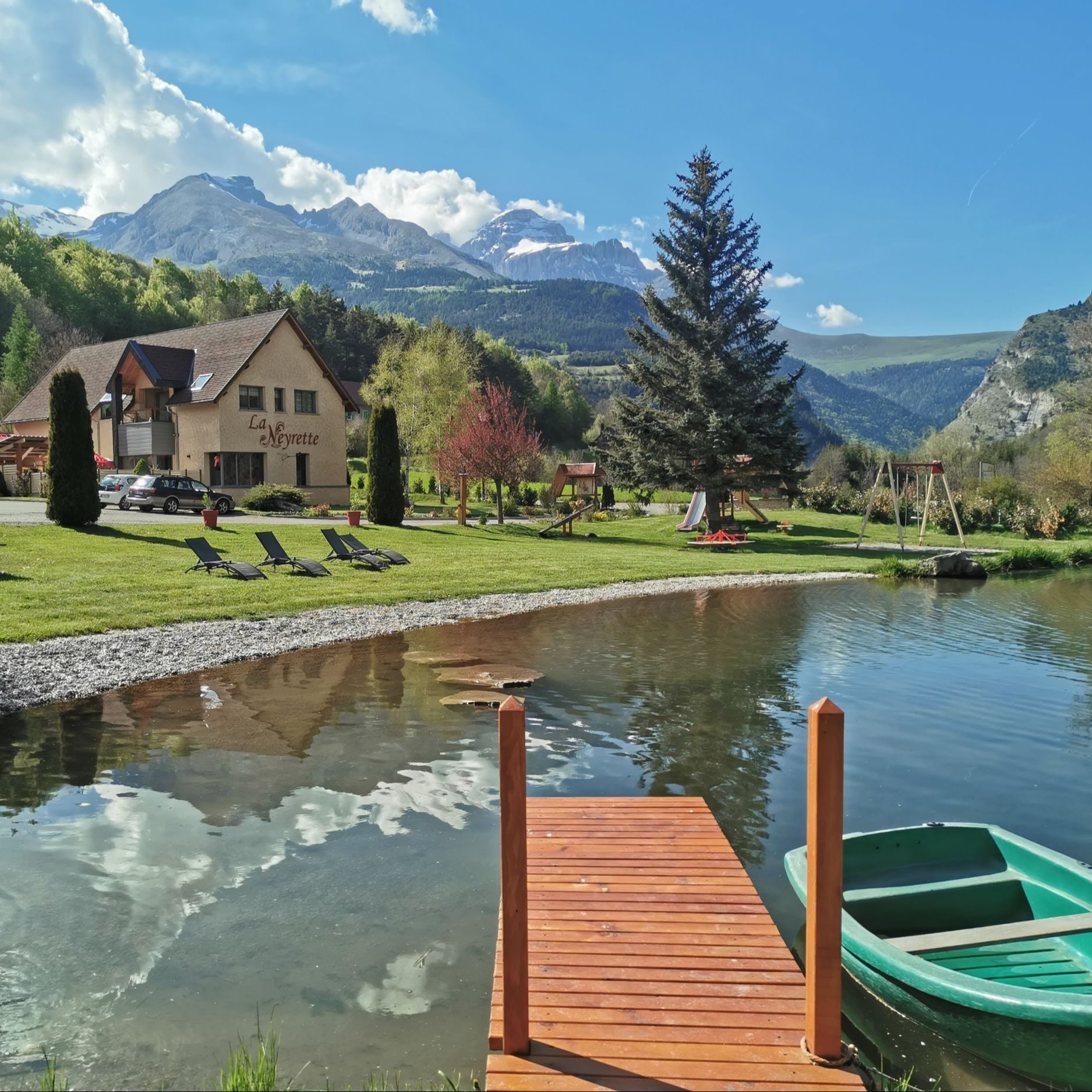 La Neyrette au bord de son lac, face au Dévoluy