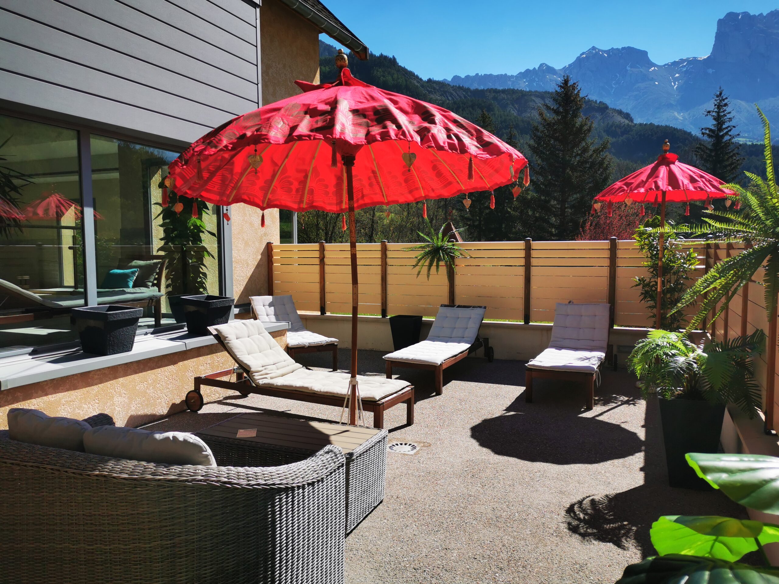 Bains de soleil et parasols au bord du bassin