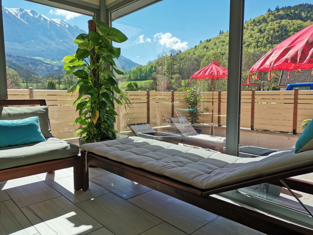 Bain de soleil et vue sur le Dévoluy depuis le spa