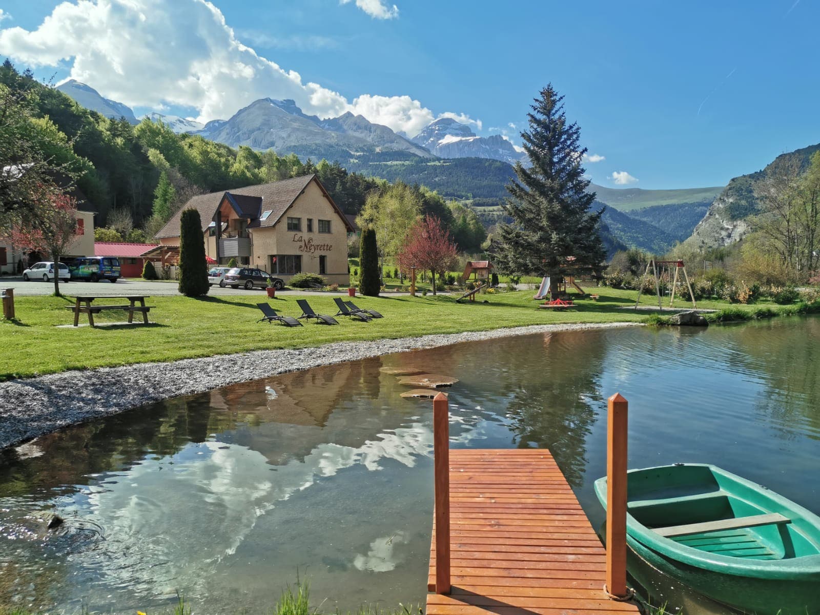 Salle vitrée avec vue sur le lac et les montagnes