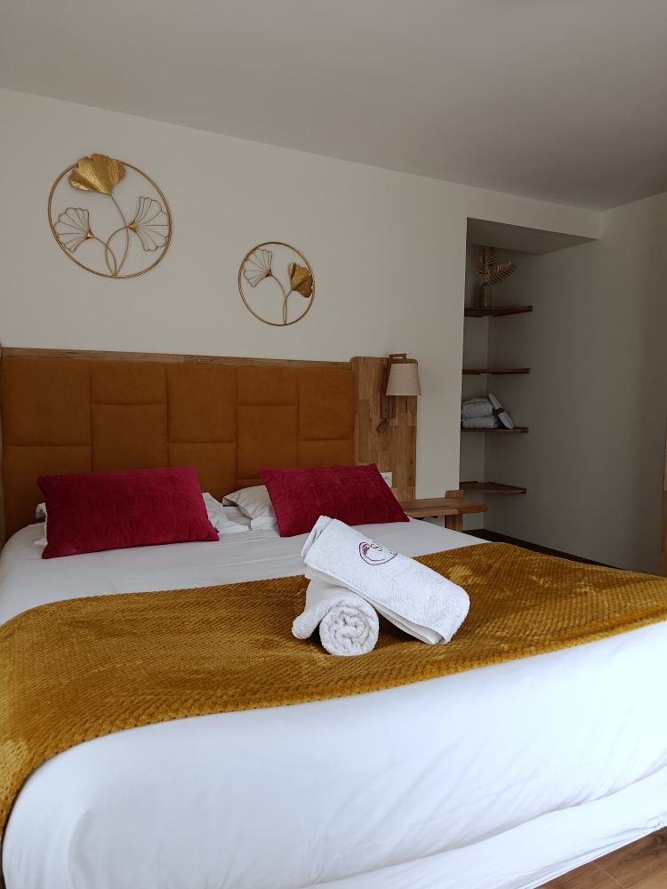 Chambre à la tête de lit moutarde et décor ginkgo doré
