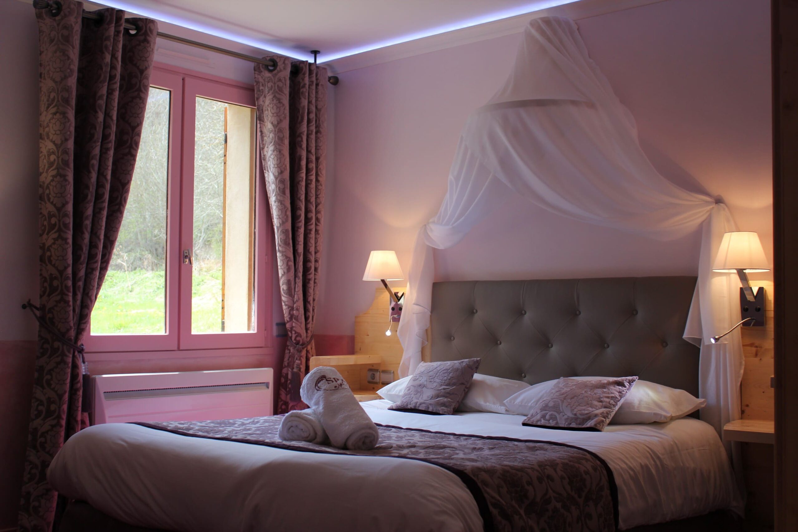 Chambre de l'hôtel La Neyrette, vue parc