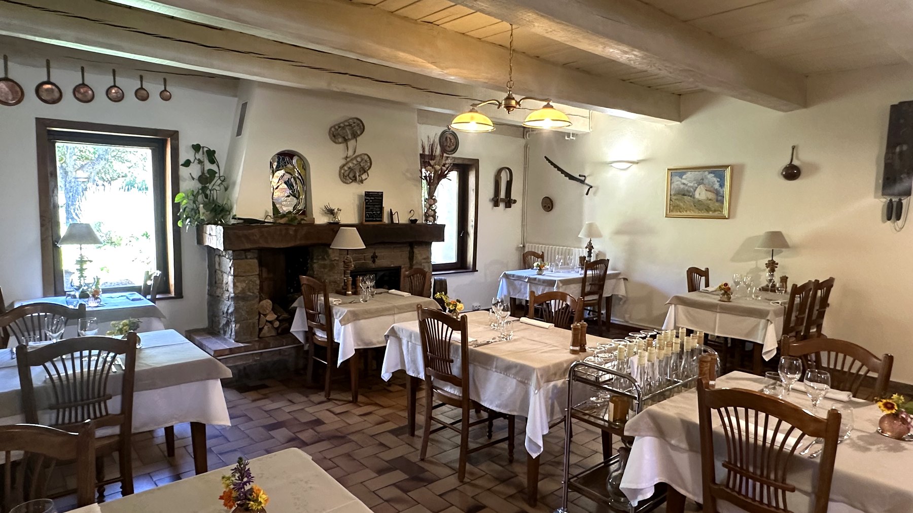 Salle du restaurant La Neyrette, cheminée et boiseries