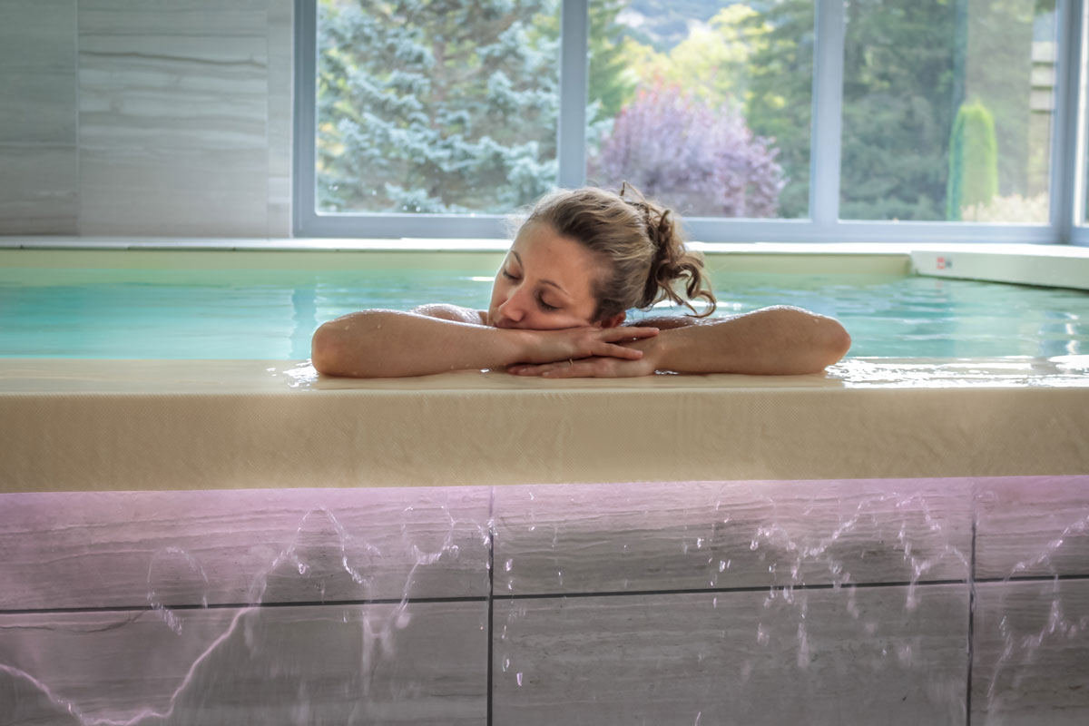 Piscine intérieure chauffée à 28° avec vue sur le Dévoluy