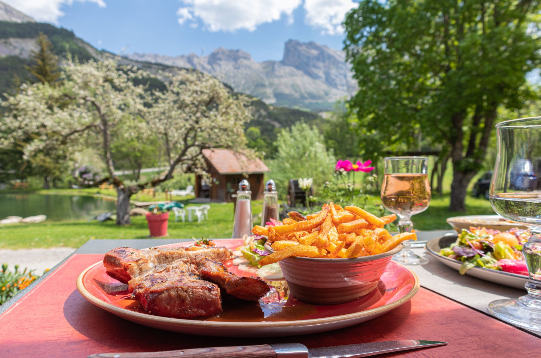 Restaurant terrace with a view of the Dévoluy