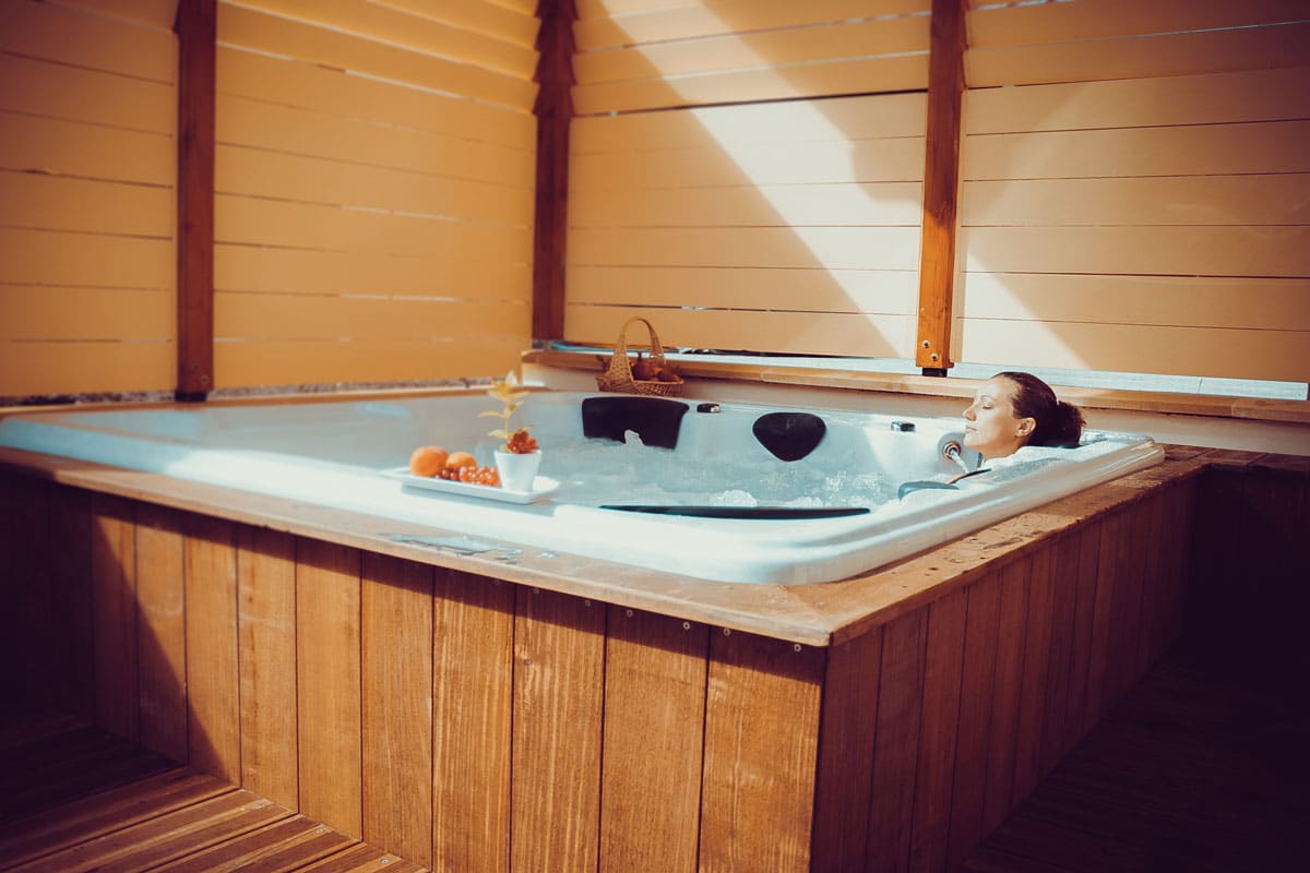 Spa extérieur à remous face aux montagnes du Dévoluy